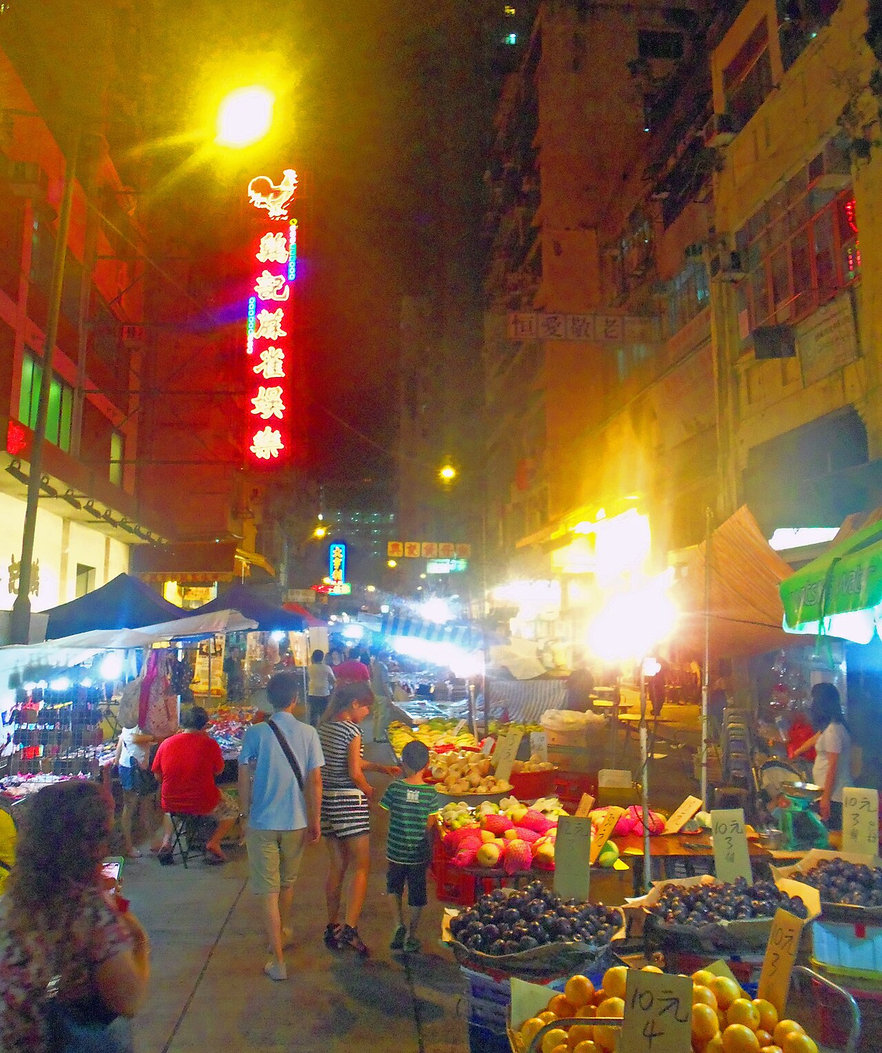 香港庙街夜市摊位与街区灯光