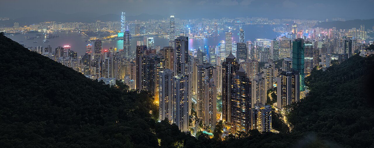 香港太平山顶俯瞰维港与城市天际线