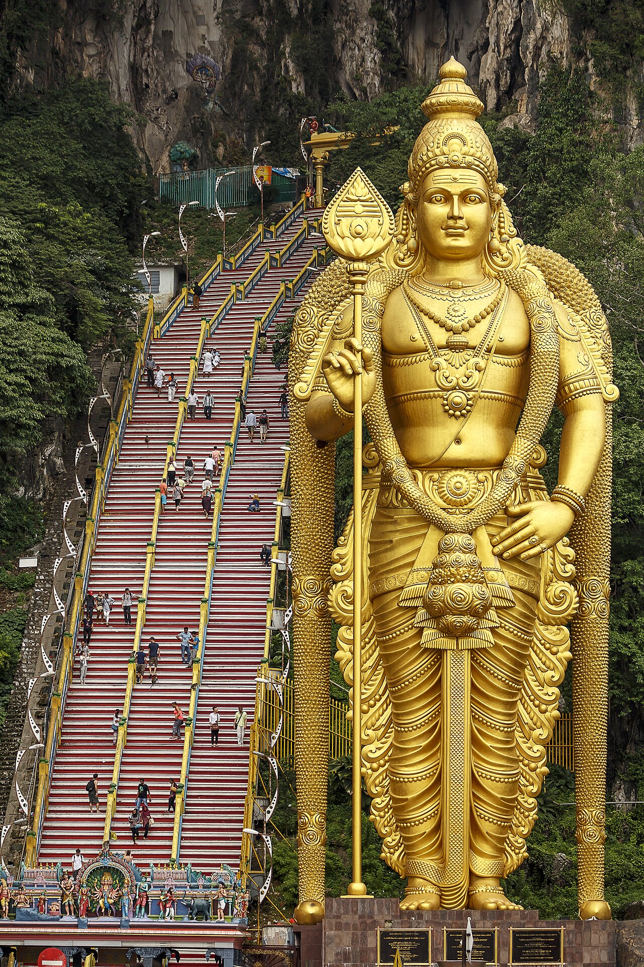 吉隆坡 Batu Caves 彩色阶梯与神像