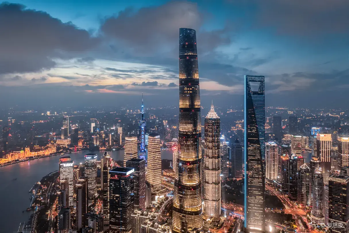 上海外滩夜景与城市天际线
